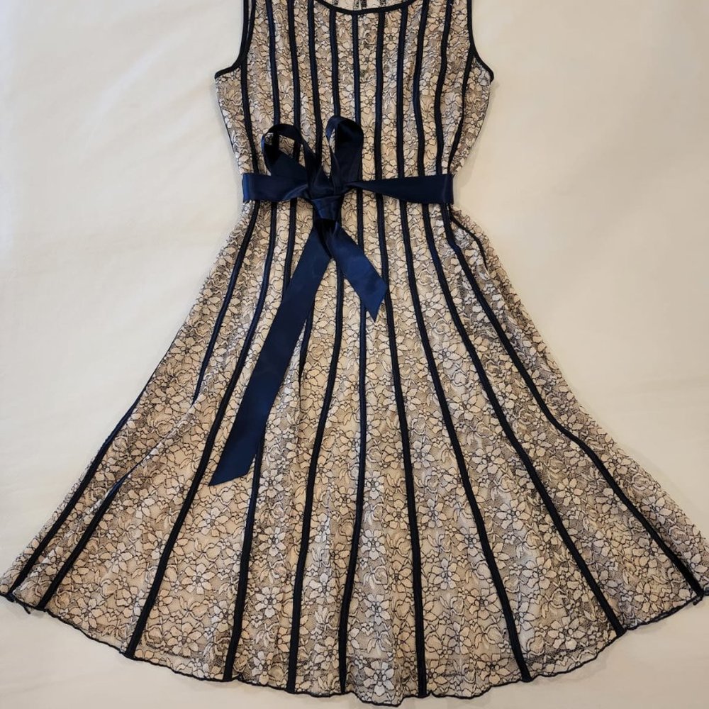 SLNY Brand Beige Lace Dress with solid Beige removable Slip. Size 6